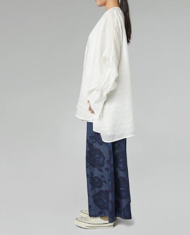 Calça jeans com estampa de rosas